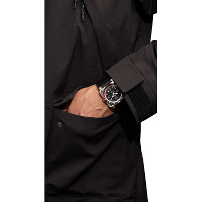 Photo avec les mains dans les poches, portant la MONTRE BELL & ROSS BR-03 GMT Black