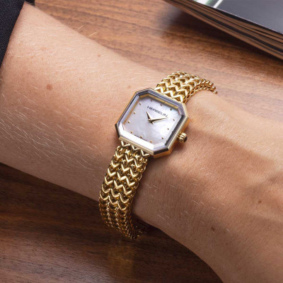 Une femme portant la montre Montre Herbelin Octogône – Quartz – Doré & Nacre