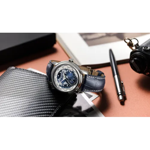 Photo montrant l'intégralité de la Montre Frédérique Constant Manufacture Classic Worldtimer 42 mm