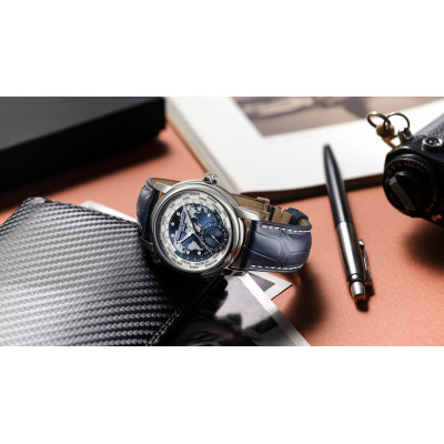 Photo montrant l’intégralité de la Montre Frédérique Constant Manufacture Classic Worldtimer 42 mm, posée sur une table
