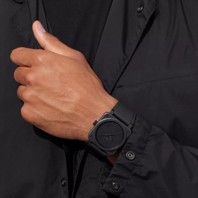 Un modèle masculin présentant la Montre Bell & Ross BR-03 Phantom
