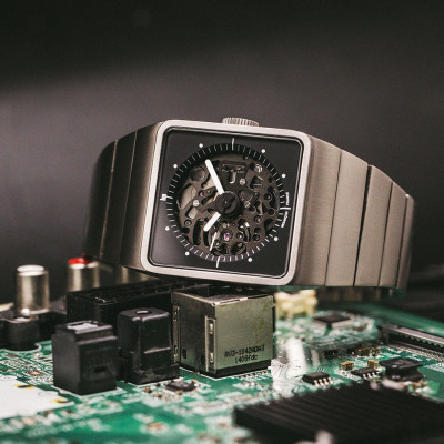 LIP BIG TV TITAN SQUELETTE