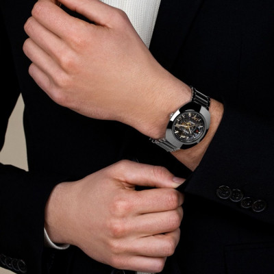Une femme portant la montre Montre Rado DiaStar Original Skeleton
