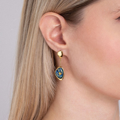 Un mannequin portant les Freywille Boucles d’Oreilles Pebble Drop Hommage À Vincent Van Gogh