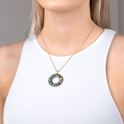 Un mannequin portant le Pendentif Helena Hommage à Vincent Van Gogh