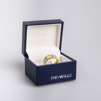 La bague Miss Hommage à Vincent van Gogh est présentée dans son écrin