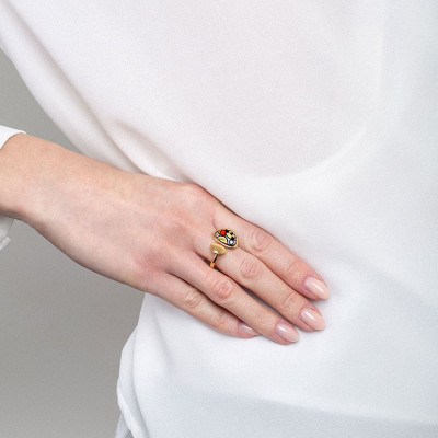 Un mannequin portant la FREYWILLE Bague Open Pebble