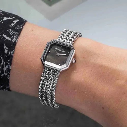 Photo montrant l'intégralité de la Montre Herbelin Octogône – Quartz Carré – Acier & Nacre Noire