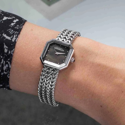 Une femme portant la Montre Herbelin Octogône – Quartz Carré – Acier & Nacre Noire