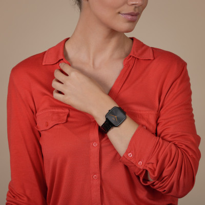 Une femme portant la montre True Square Thinline