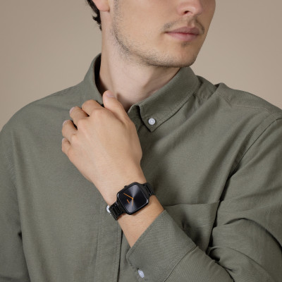 Un homme portant la montre True Square Thinline