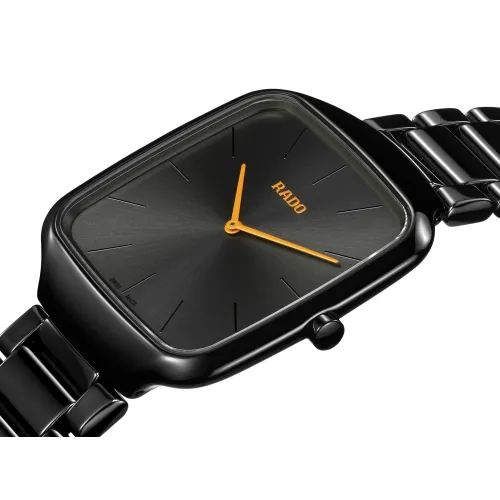 Photo montrant l'intégralité de la montre True Square Thinline