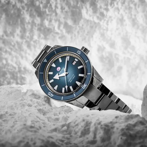 Vue complète de la montre Rado Captain Cook Automatique fond bleu.