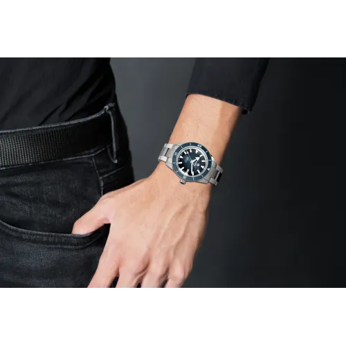 Vue complète de la montre Rado Captain Cook Automatique fond bleu.