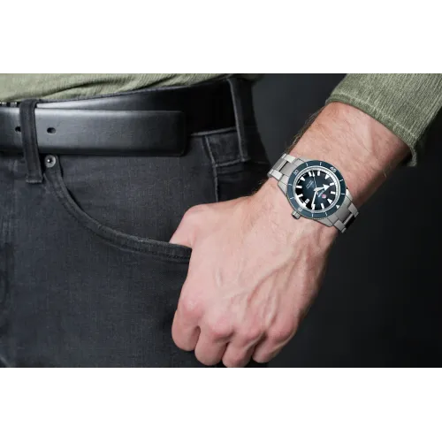 Vue complète de la montre Rado Captain Cook Automatique fond bleu.