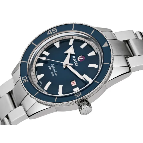 Vue complète de la montre Rado Captain Cook Automatique fond bleu.