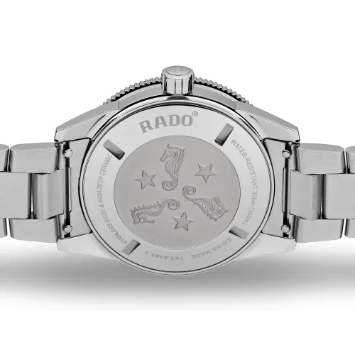 Vue complète de la montre Rado Captain Cook Automatique fond bleu.