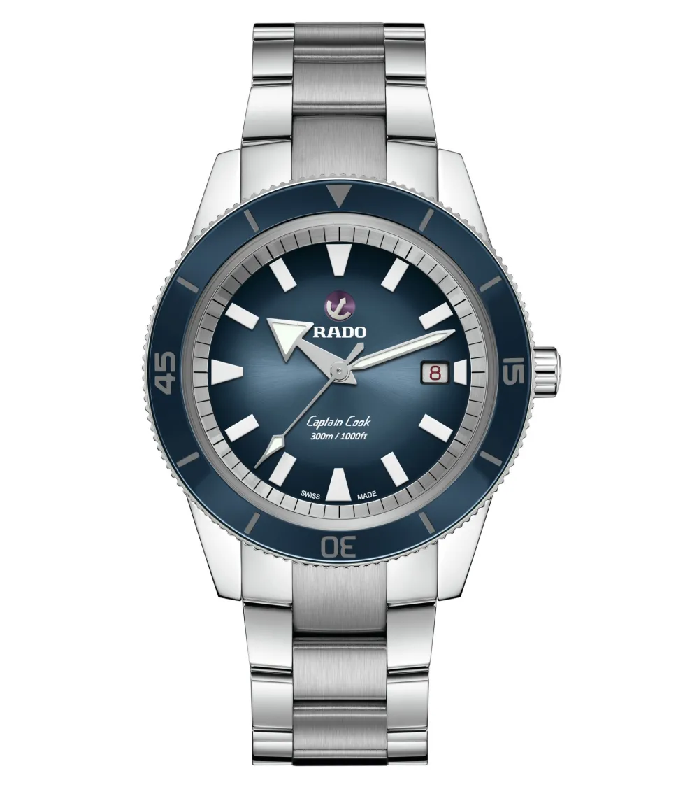 Vue complète de la montre Rado Captain Cook Automatique fond bleu.