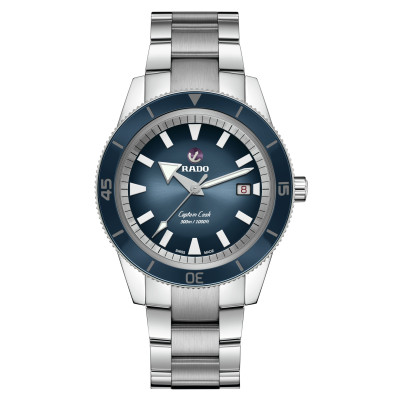 Vue complète de la montre Rado Captain Cook Automatique fond bleu.