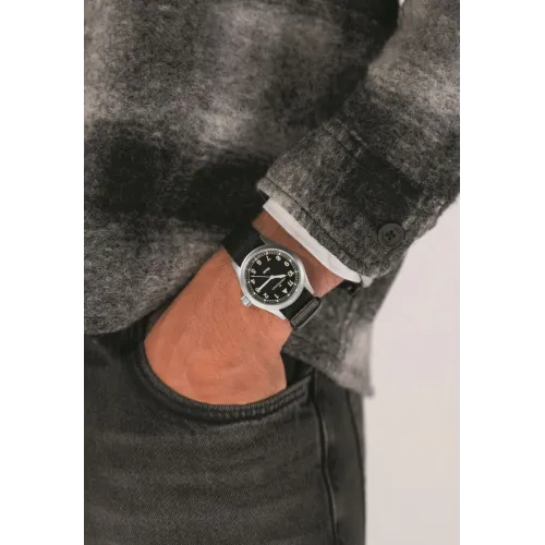 Montre Hamilton Khaki Field Quartz 38 mm fond noir bracelet noir