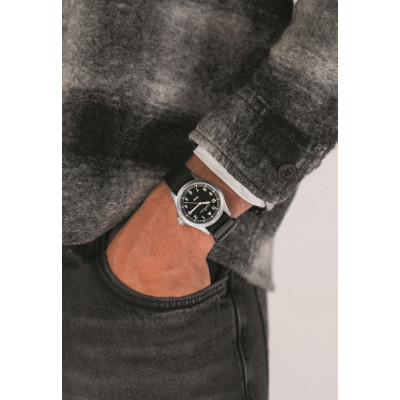 Montre Hamilton Khaki Field Quartz 38 mm fond noir bracelet noir