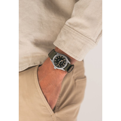 Montre Hamilton Khaki Field Quartz 38 mm fond noir bracelet kaki