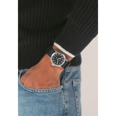 Montre Hamilton Khaki Field Quartz 38 mm fond bleu bracelet bleu