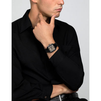 Mannequin masculin portant un pull noir et la montre Rado True Square Automatic Open Heart