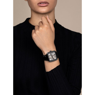 Mannequin femme portant la montre Rado True Square Automatic Open Heart