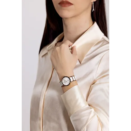 Photo montrant l’entité de la montre Rado Centrix Automatic Diamonds, céramique blanche et rosée.