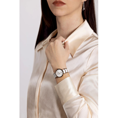 Un mannequin féminin portant la montre Rado Centrix Automatic Diamonds, céramique blanche et rosée.