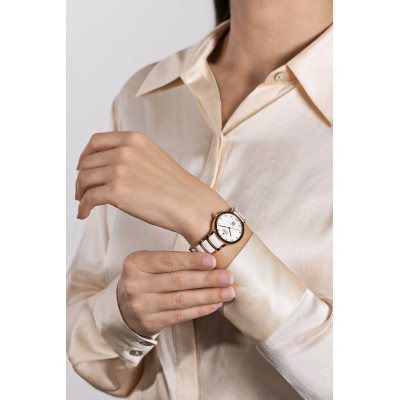 Un mannequin féminin présentant la montre Rado Centrix Automatic Diamonds.