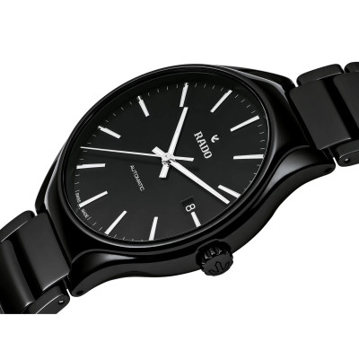 Gros plan sur un modèle portant la Montre Rado True Automatic
