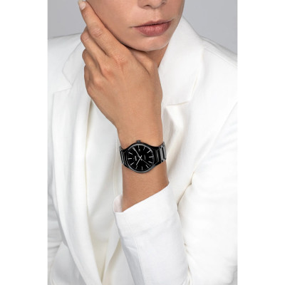 Un modèle portant la Montre Rado True Automatic