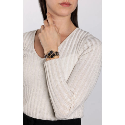 Une femme portant la montre Rado Centrix Dame Automatique Diamants