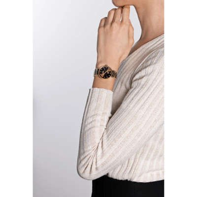 Un modèle féminin montrant la montre Rado Centrix Dame Automatique Diamants.