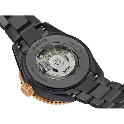 Photo montrant l'intégralité de la montre Rado Captain Cook High-Tech Ceramic Skeleton 43 mm