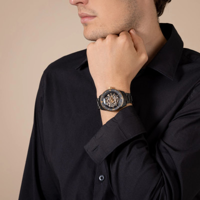 Un homme portant la montre Rado Captain Cook High-Tech Ceramic Skeleton 43 mm