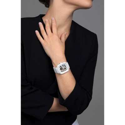 Un modèle féminin montrant la montre Montre Rado True Square Automatic Open Heart