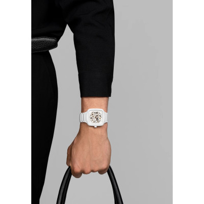 Une homme portant la montre Montre Rado True Square Automatic Open Heart