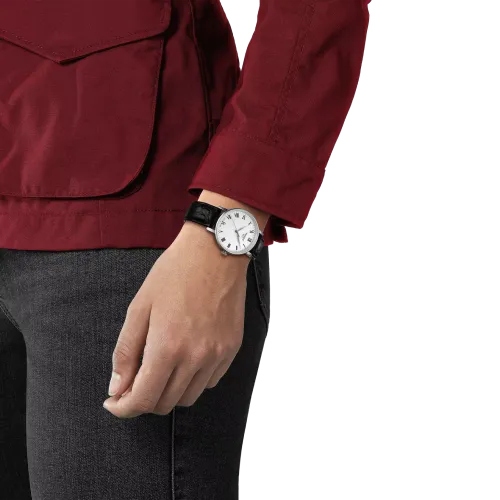 Photo montrant l'intégralité de la Montre Tissot Everytime 34mm, Cadran Blanc, Bracelet Noir.