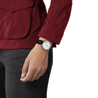 Une femme portant la Montre Tissot Everytime 34mm, Cadran Blanc, Bracelet Noir