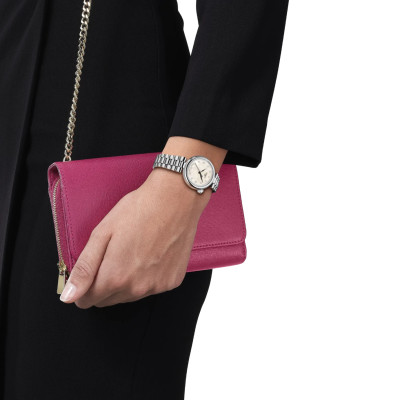 Une Femme Portant La Montre Tissot Desir Cadran Nacre Bracelet Argent.