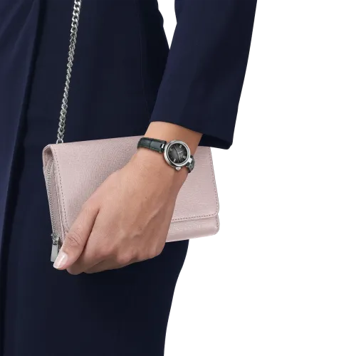 Photo montrant l'intégralité de la Montre Tissot Desir Cadran Noir et Bracelet Cuir Noir