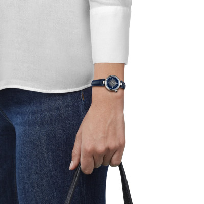 Une femme portant la Montre Tissot Desir Cadran Bleu Et Bracelet Cuir Bleu
