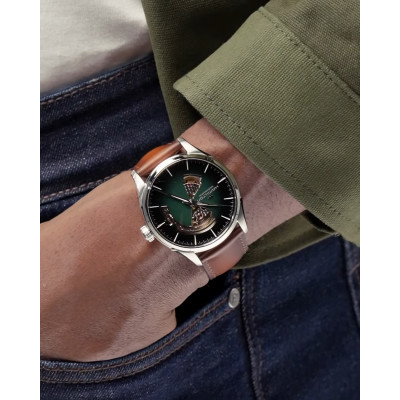 Photo prise avec les mains dans les poches, portant la Montre Hamilton Jazzmaster Open Heart Auto 42mm