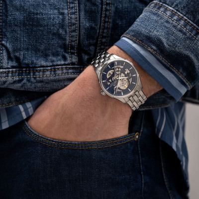 Photo avec les mains dans les poches, portant la Montre Jazzmaster Skeleton Auto