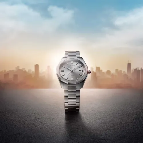 Photo montrant l'intégralité de la montre Tissot PRC 100 Solar Quartz 39mm cadran gris