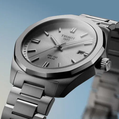 Photo montrant l'intégralité de la montre Tissot PRC 100 Solar Quartz 39mm cadran gris