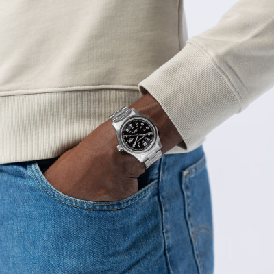 Photo avec les mains dans les poches, portant la Montre Hamilton Khaki Field Auto 42mm